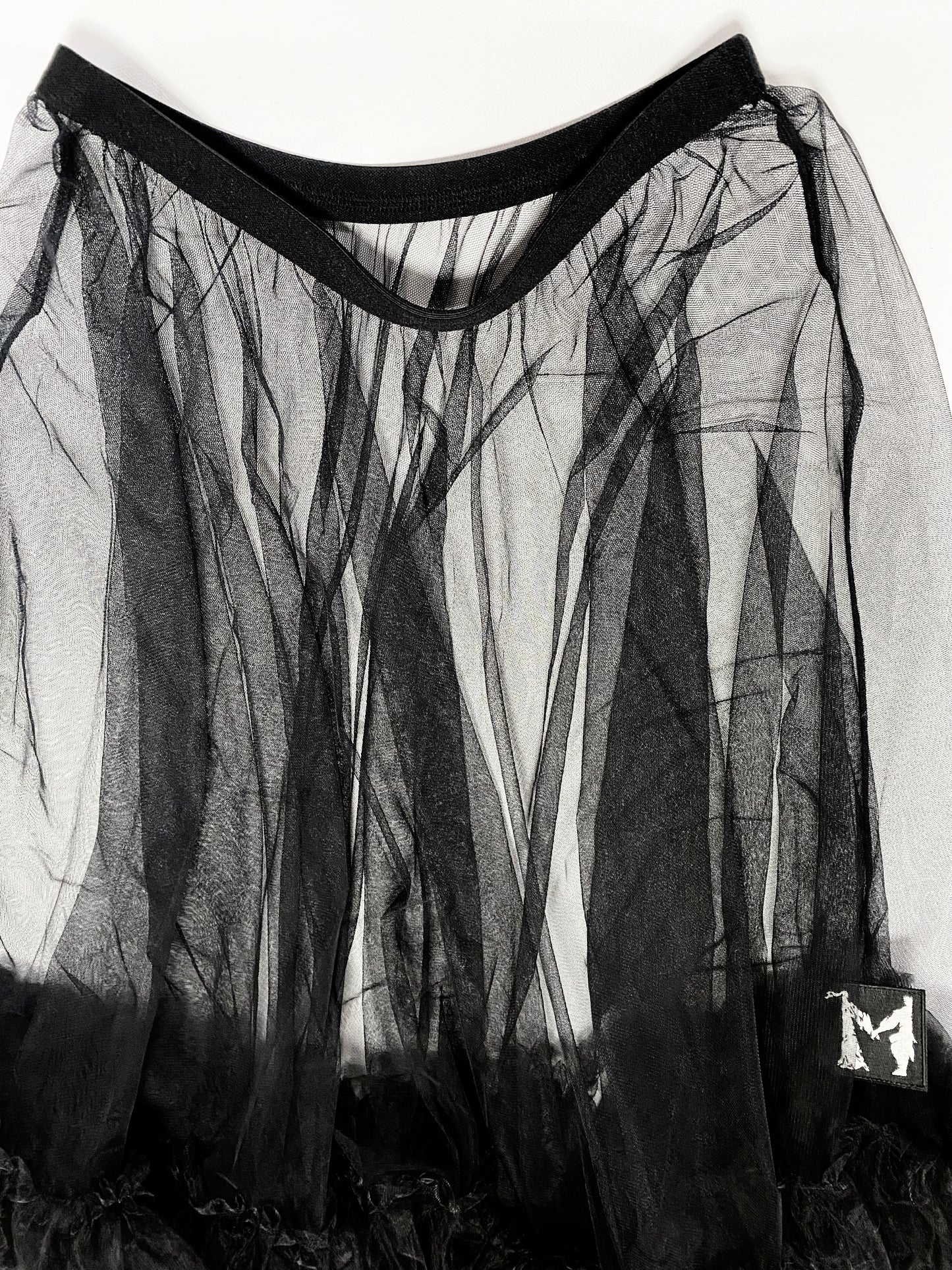 Musta tyllihame, röyhelöhame, kesävaate, tylli, juhlavaate, The FNRM, The Finnish National Romance Museum, Finnish Design, Suomalainen, kotimainen muoti.