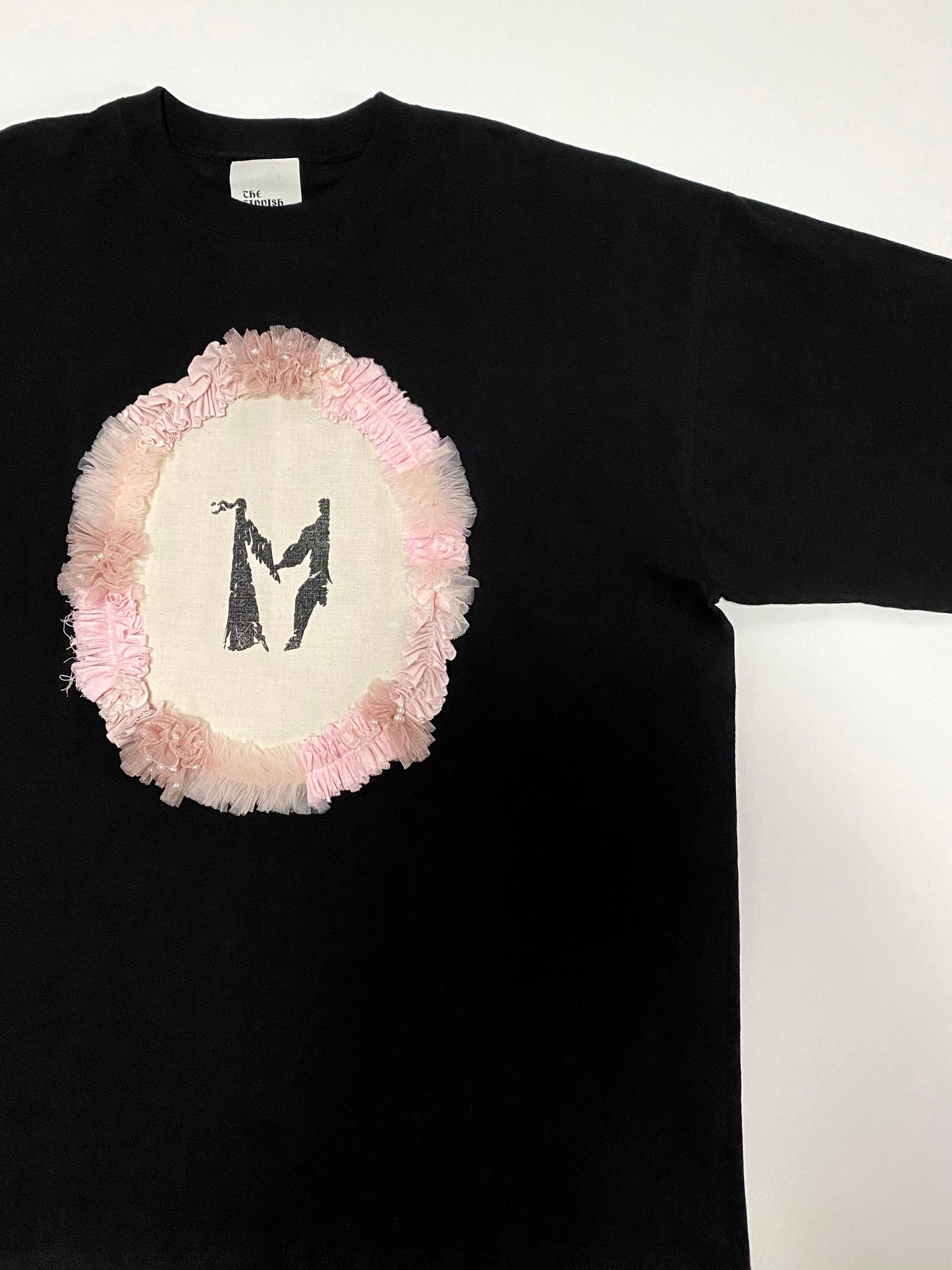 Musta t-paita, vaaleanpunainen röyhelö, logo paita, oversize paita, kesäasu, vapaa-ajan vaate, The FNRM, The Finnish National Romance Museum, Finnish Design, Suomalainen, kotimainen muoti.