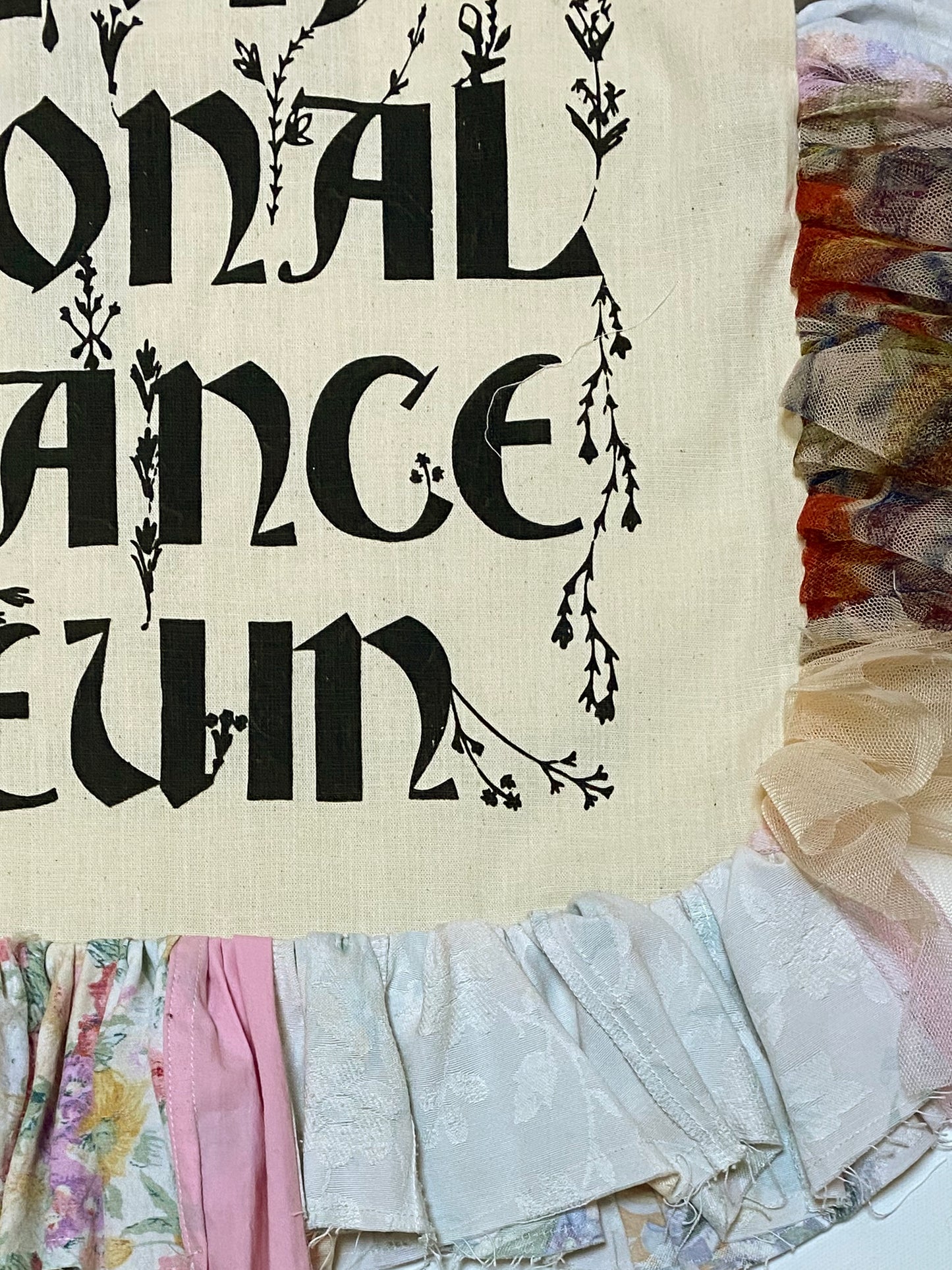 Kangaskassi värikkäillä röyhelöillä, kangaskassi tekstillä, kauppakassi, koululaukku, vapaa-ajan laukku, The FNRM, The Finnish National Romance Museum, Finnish Design, Suomalainen, kotimainen muoti.