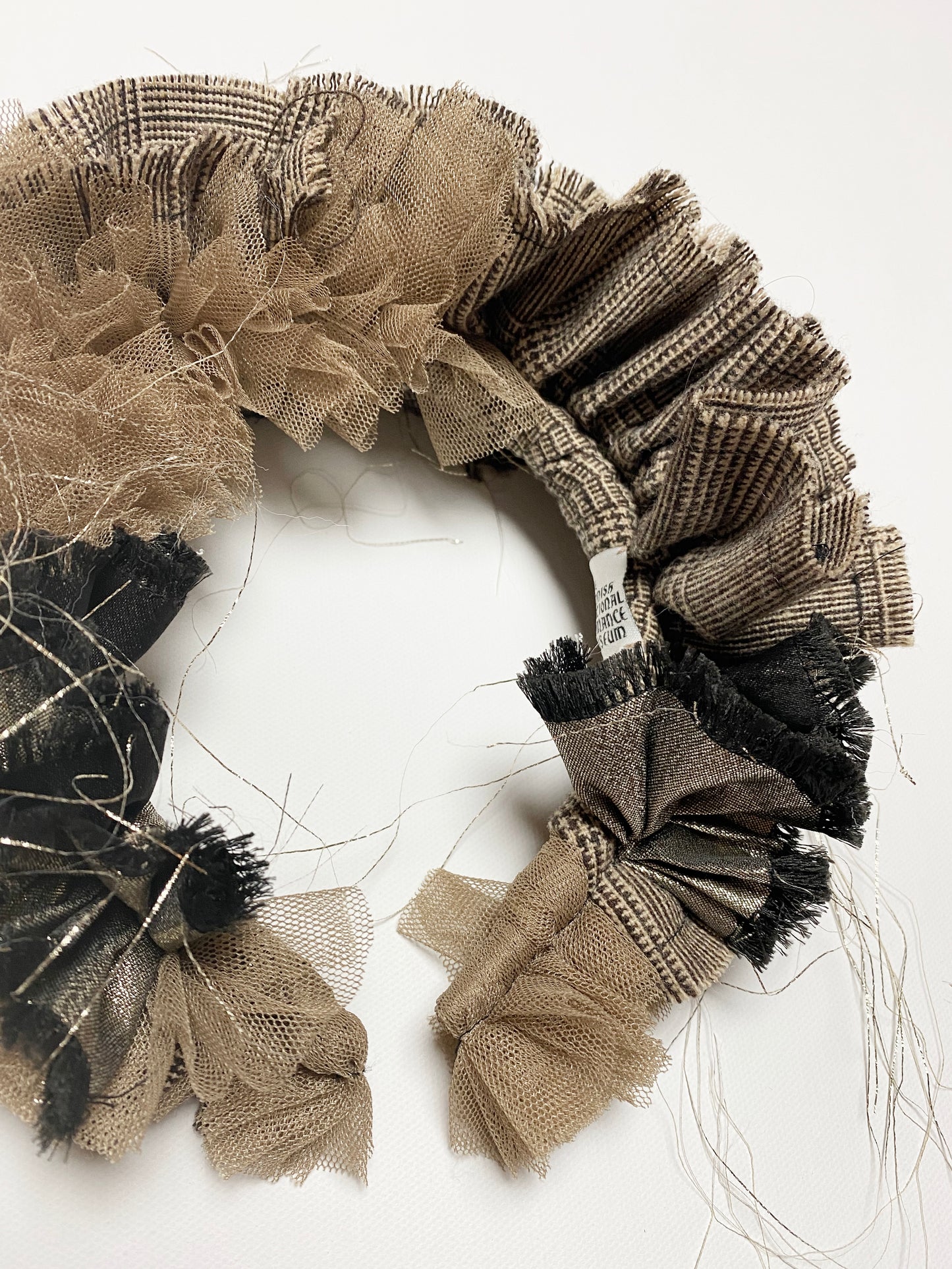 Ruskea hiuspanta, röyhelöpanta, vapaa-ajan asu, hiustarvike, kesämuoti, The FNRM, The Finnish National Romance Museum, Finnish Design, Suomalainen, kotimainen muoti.